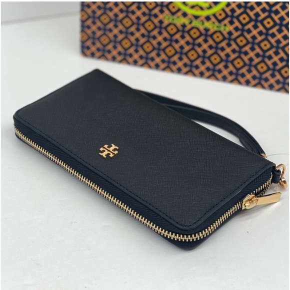 Tory Burch Emerson Large
Continental Wallet
Wristlet - Picture 4 of 14
